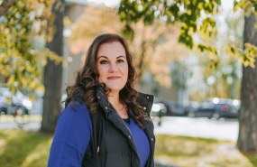 Puolivartalokuva syksyisessä maisemassa jutussa esiintyvästä Marjosta