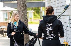 Kaksi matkailualan työntekijää ulkona