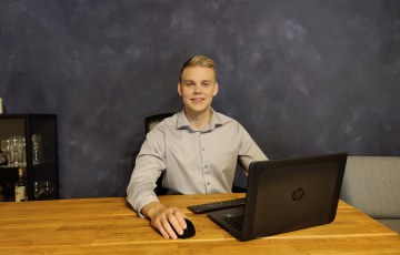 Kone- ja metallialan yrittäjä Jonatan Hietaranta työpöytänsä äärellä
