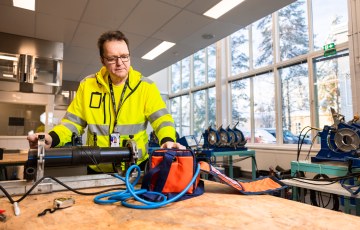 Hannu Perälä opetussalissa