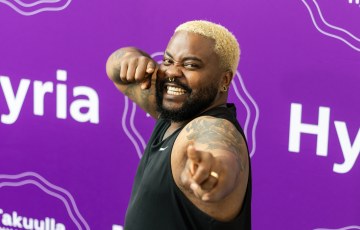 Henkilökuva Viki Konssista, jossa hän poseeraa osoittaen kameraa.