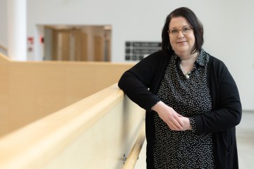 Asiantuntija Riikka Hovin puolivartalokuva